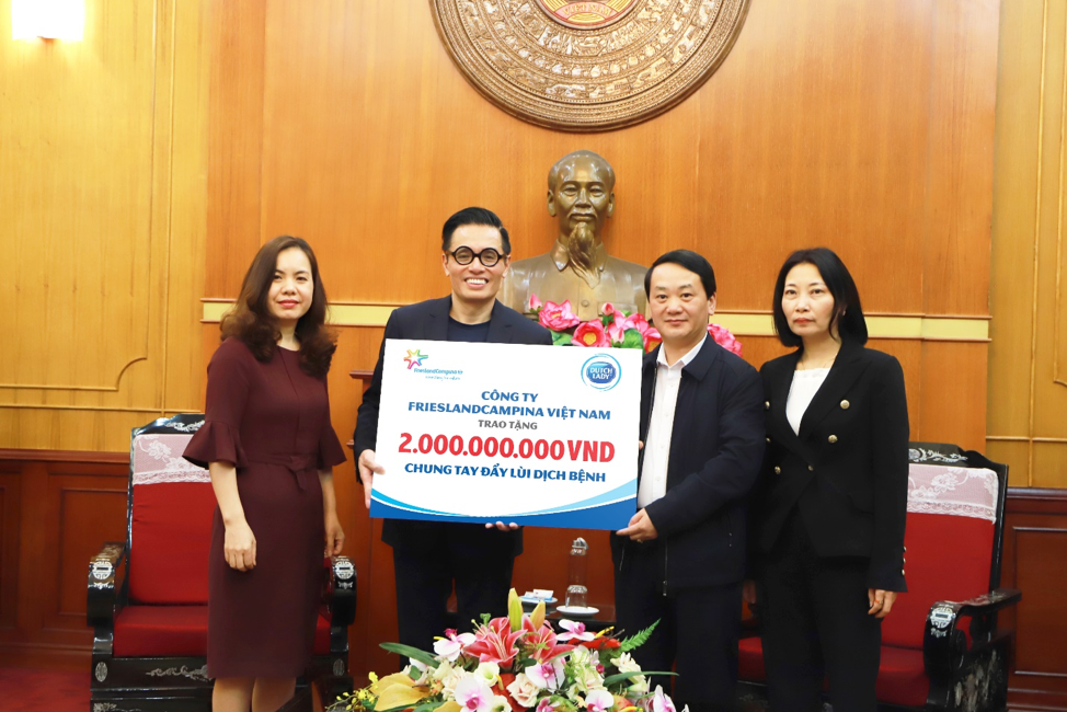 Thông qua Quỹ Hi Vọng của VnExpress, nhãn hàng Cô Gái Hà Lan đã gửi tặng 50.000 hộp sữa và 120 chiếc lều ngủ đến các lực lượng chiến sỹ biên phòng và tình nguyện viên tại Hà Tĩnh, Quảng Trị