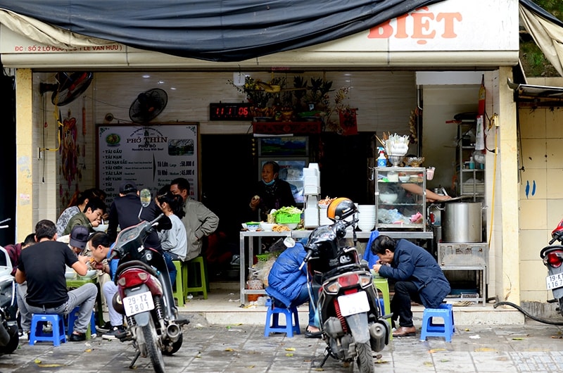 Tuy nhiên khoảng cách an toàn chưa được đảm bảo tại các quán ăn.