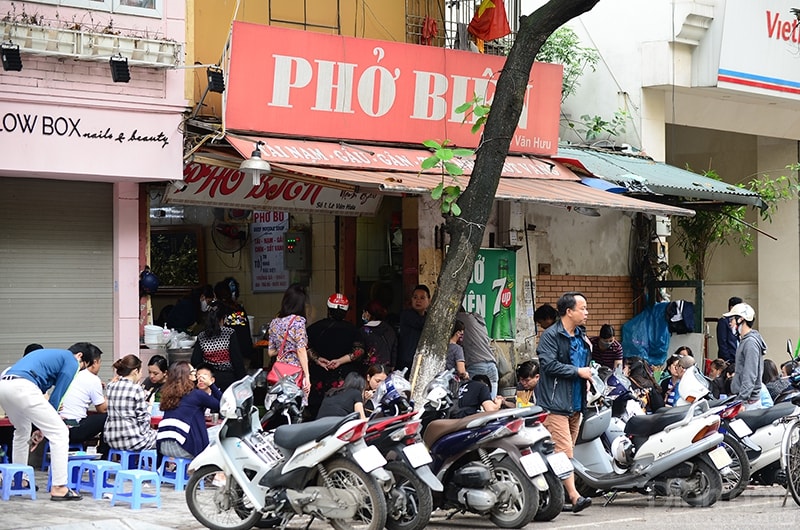 Người dân tập trung tại nhiều hàng ăn, bàn kê san sát và khoảng cách an toàn chưa được đảm bảo.