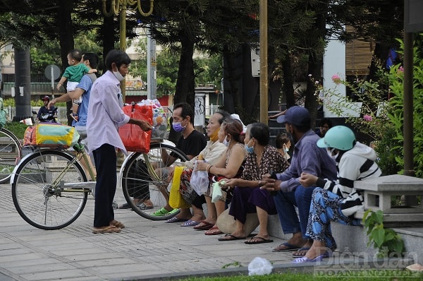 Mặc dù 8 giờ siêu thị mới mở cửa, nhưng ngay từ sáng sớm đã có rất đông người dân tới chờ.