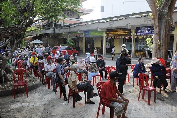 và xếp hàng chờ siêu thị mở cửa