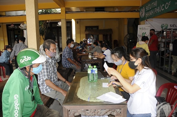 Đội ngũ tình nguyện viên tiếp nhận thông tin và hướng dẫn người dân chọn sản phẩm cần mua.