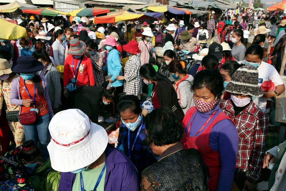 Công nhân nhà máy may tan ca tại Phnom Penh, Campuchia.