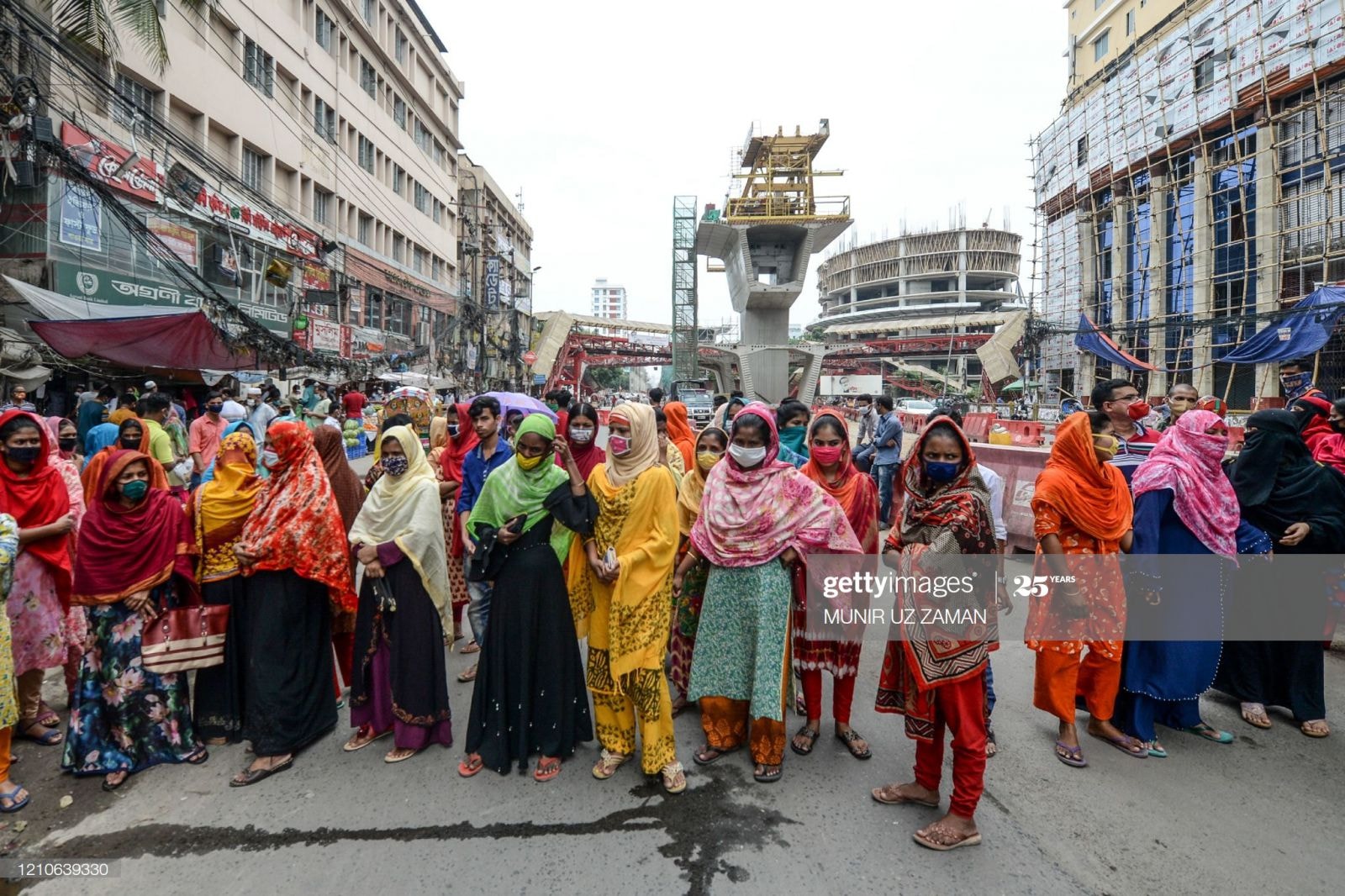 Công nhân từ ngành may mặc biểu tình đòi thanh toán tiền lương đến hạn tại thủ đô Bangladesh vào ngày 22 tháng 4 năm 2020.