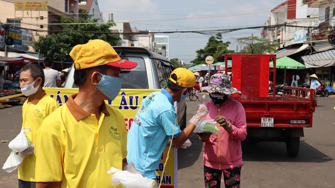 Chỉ trong khoảng 30 phút, nhiều người dân đã đến để nhận những phần cơm nghĩa tình này.