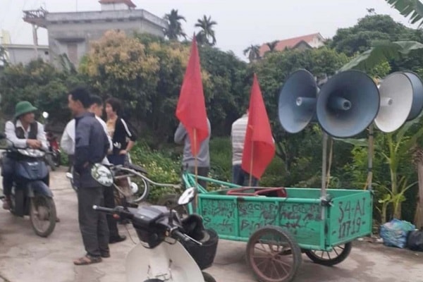 Số đối tượng này còn đánh trống, phát nhạcp/để “khủng bố” người dân. Thậm chí, còn thường xuyên kéo loa đến trụ sở UBND xã để “khủng bố” cả chính quyền địa phương.