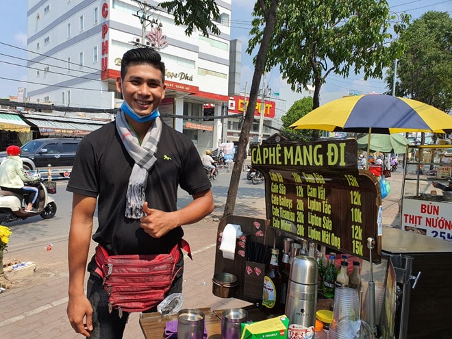 Thẳng, hot boy bán cà phê với gương mặt điển trai và chiếc khăn quàng cổ; Thúy Hằng