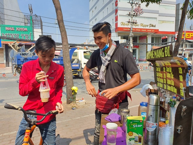 Qua lại tất cả các ngày, dù nắng hay mưa đều thấy Thẳng đứng đó, quàng khăn, nở nụ cười với khách; Thúy Hằng