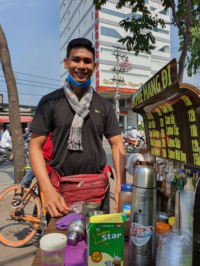 Thẳng từ chối làm người mẫu và yêu công việc bán cà phê hiện tại; Ảnh Thúy Hằng