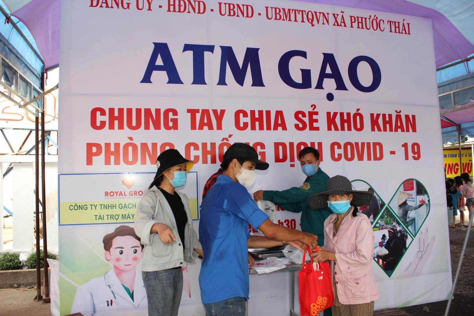 Chính quyền địa phương phát gạo cho bà con xã Phước Thái