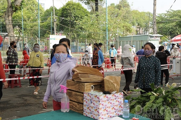 Túi đựng gạo được làm bằng nguyên liệu giấy thân thiện với môi trường.