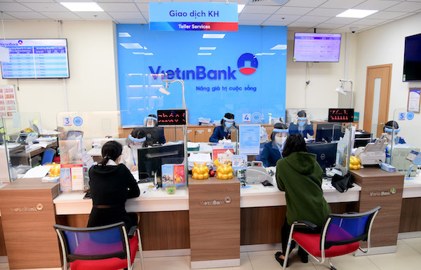 Tính đến 15/4/2020, VietinBank đã thực hiện giảm lãi suất với 1.591 khách hàng với tổng dư nợ được xem xét giảm lãi suất là 41.364 tỷ đồng và có hơn 2.543 khách hàng doanh nghiệp tham gia chương trình ưu đãi miễn, giảm phí.