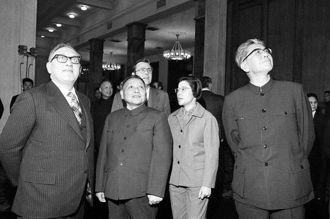 Ông Henry Kissinger (ngoài cùng bên trái) đứng cạnh ông Đặng Tiểu Bình năm 1974. Ảnh: AP