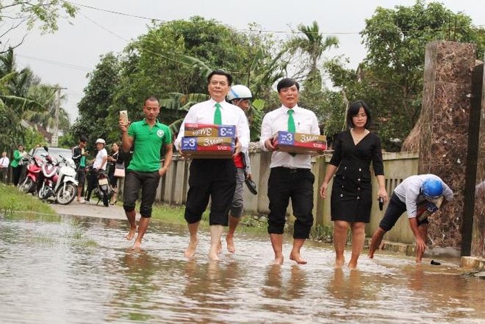 Chủ tịch tập đoàn Mai Linh- Doanh nhân Hồ Huy lội nước cứu trọ đồng bào lũ lụt miền Trung