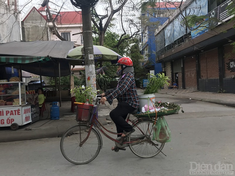 Niềm vui của cô bán rong hoa khi đến trưa đã bán hết hoa và được về nhà sớm. Có lẽ với cô đây là một Tết lao động đặc biệt và tràn niềm vui