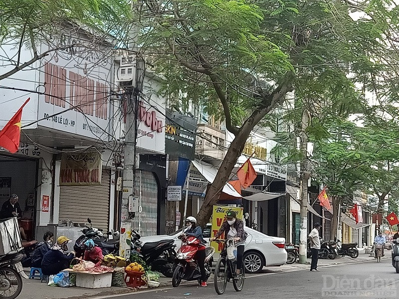 Hàng thịt lợn bán rong tranh thủ bầy bán vỉa hè để kiếm thêm thu nhập sau những ngày giãn cách xã hội không thể mưu sinh được.