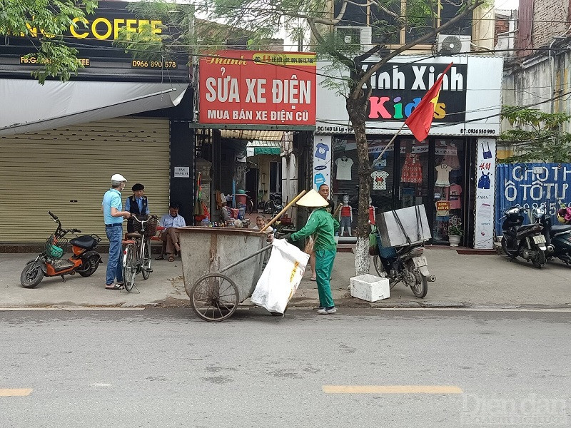 Những người công nhân đô thị vẫn miệt mài làm sạch phố phường trong ngày lễ.