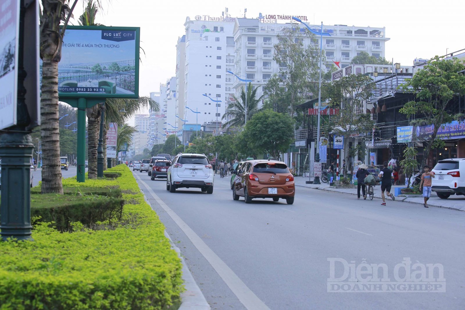 Đầu cửa ngõ, lần lượt các xe dồn về khu du lịch nhưng chủ yếu là xe nội tỉnh