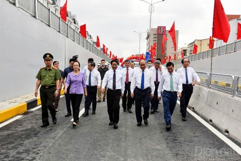 Thủ tướng Chính phủ Nguyễn Xuân Phúc cùng lãnh đạo thành phố đi thăm quan toàn bộ nút giao thông.