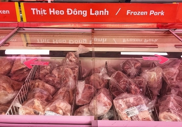 Khi thịt heo trong nước tăng cao, người tiêu dùng đã chuyển hướng sang dùng thịt heo đông lạnh nhập khẩu có giá mềm hơn để cắt giảm chi phí.