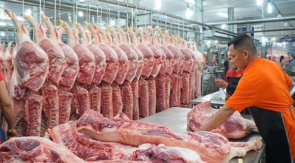 Mặc dù giá heo hơi đã giảm, nhưng người tiêu dùng vẫn phải ăn thít heo với giá cao ngất ngưởng.