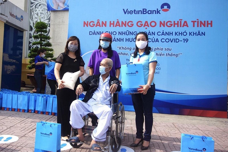 Diễn ra từ ngày 30/4/2020, đúng vào dịp Kỷ niệm 45 năm Ngày Giải phóng hoàn toàn miền Nam thống nhất đất nước, những “Ngân hàng gạo nghĩa tình” của VietinBank thực sự là những điểm cứu trợ rất có ý nghĩa, phần nào chia sẻ khó khăn của người nghèo trong mùa dịch Covid-19.