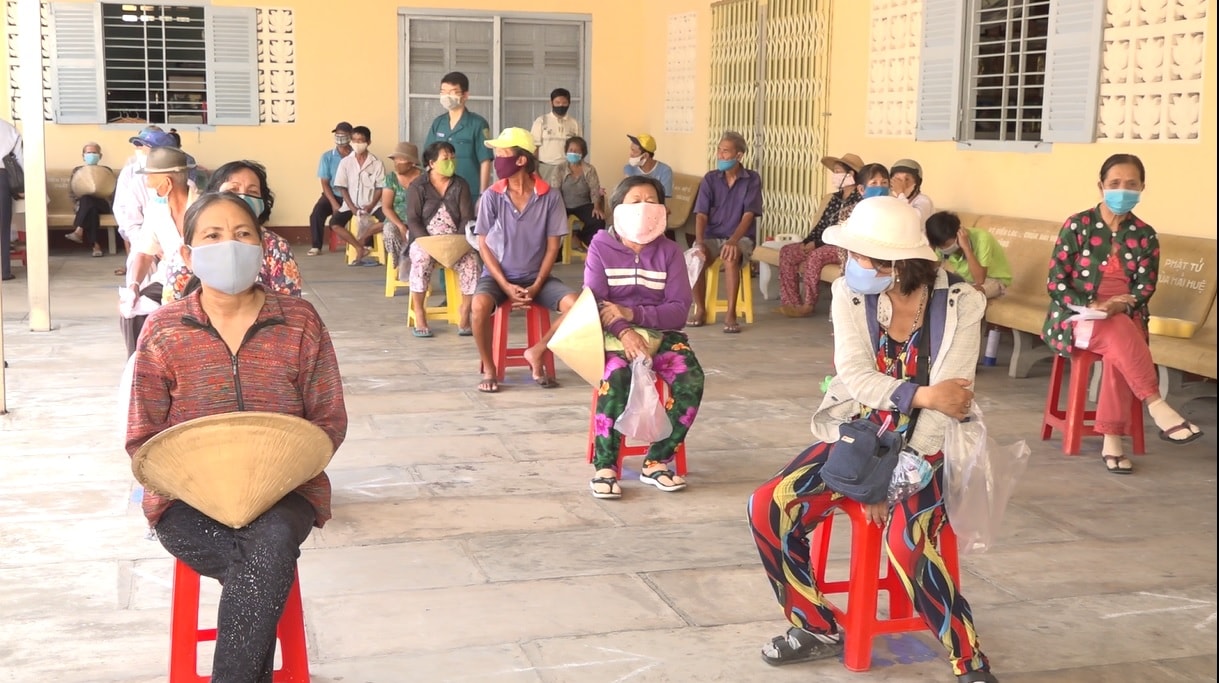 Người đến nhận gạo được bố trí cách nhau 2m để phòng dịch covid