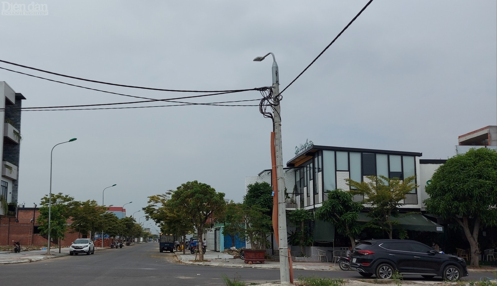 Các quán nước ngay tại góc ngã tư tại dự án KĐT Hòa Xuân thường là “bến đỗ” của bên môi giới lẫn khách hàng có nhu cầu mua bán đất nền.