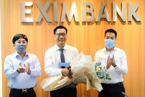 Ông Cao Xuân Ninh – Chủ tịch HĐQT Eximbank (bên phải) và Ông Nguyễn Quang Thông – Phó Chủ tịch HĐQT (bên trái) trao quyết định tiếp nhận và bổ nhiệm Kế toán trưởng Eximbank cho Ông Lã Quang Trung