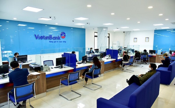 với gói ưu đãi toàn diện VietinBank SME Stronger, VietinBank cam kết song hành phát triển cùng khách hàng thông qua các chính sách ưu đãi về giá (lãi suất và phí); hỗ trợ các khách hàng sẵn sàng đổi mới bằng những sản phẩm đặc thù, “đo ni đóng giày” theo từng ngành nghề, từng cơ chế kinh doanh theo chuỗi cung ứng/phân phối của khách hàng