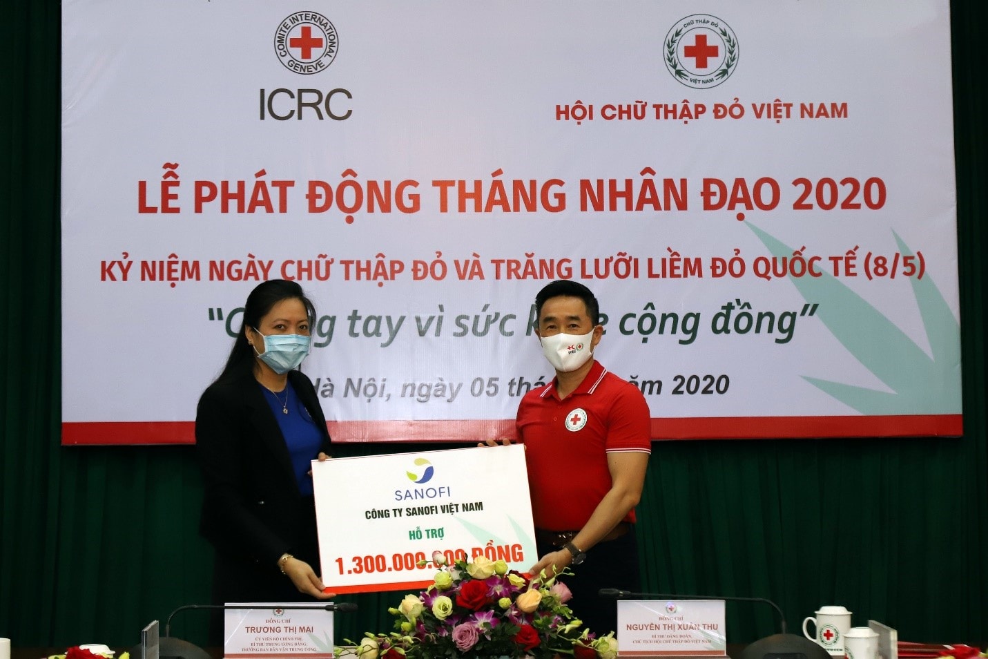 Bà Nguyễn Thị Lương Phong – Trưởng bp Quan Hệ Đối Ngoại – Sanofi Đông Dương đại diện công ty trao tặng 1,3 tỷ cho Hội Chữ Thập Đỏ Việt Nam