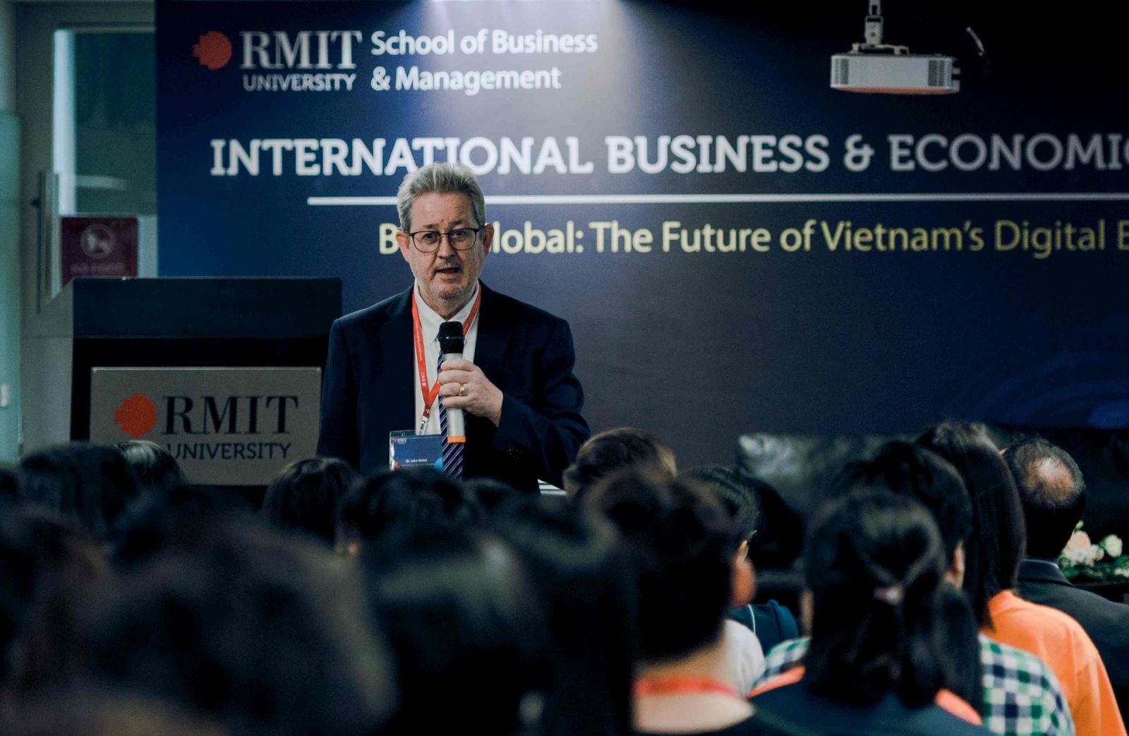 <HÌNH 3> Hình 3: Tiến sĩ John Walsh, Chủ nhiệm bộ môn Kinh doanh Quốc tế tại Đại học RMIT Việt Nam, cho rằng cả người tiêu dùng và doanh nghiệp Việt Nam đều có thể hưởng lợi từ EVFTA. 