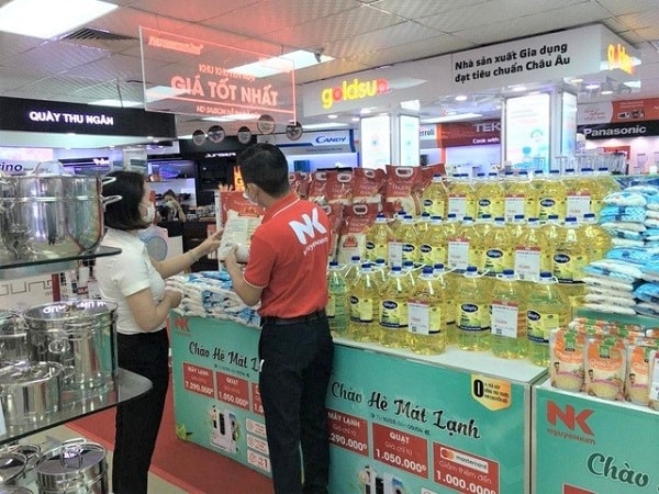 Nhân viên Nguyễn Kim tư vấn cho người tiêu dùng chọn mua nhu yếu phẩm.