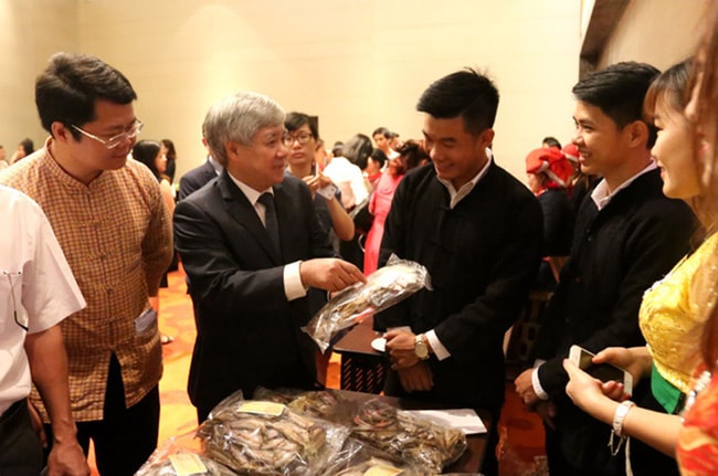 Các sản phẩm nông sản của vùng cao được giới thiệu tại chương trình thanh niên khởi nghiệp.