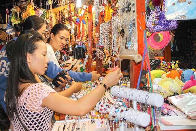 Du khách mua sắm tại Phố đi bộ Yến sào Khánh Hòa