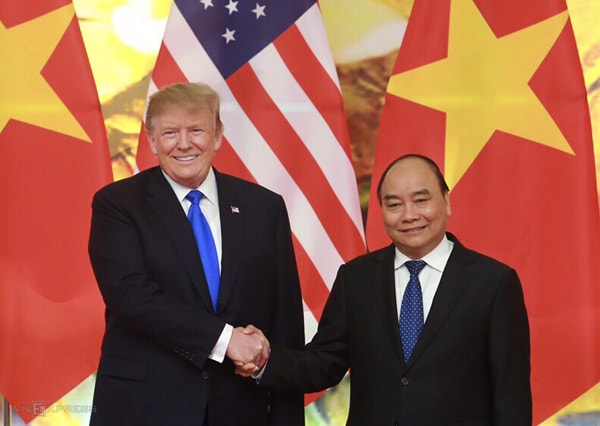 Tổng thống Mỹ Donald Trump và Thủ tướng Việt Nam Nguyễn Xuân Phúc trong Hội nghị thượng đỉnh Mỹ - Triều.