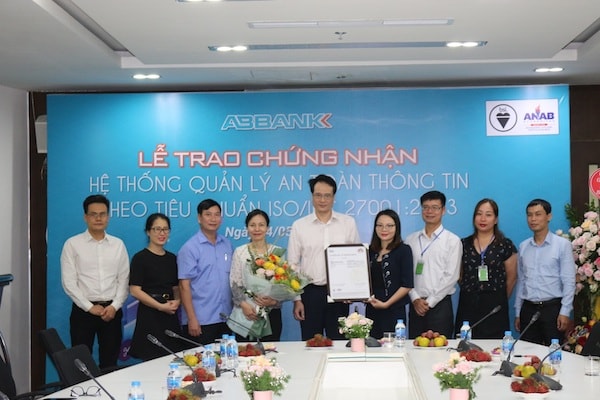 Đại diện Viện tiêu chuẩn Anh – BSI trao chứng nhận chứng chỉ hệ thống quản lý an toàn thông tin theo tiêu chuẩn ISO/IEC 27001:2013 cho ABBANK