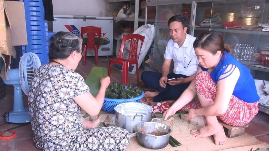 Gia đình chị Luyện (áo hồng) đã được trưởng thôn “vận động” ký đơn trả lại tiền hỗ trợ. Ảnh: Vietnamnet