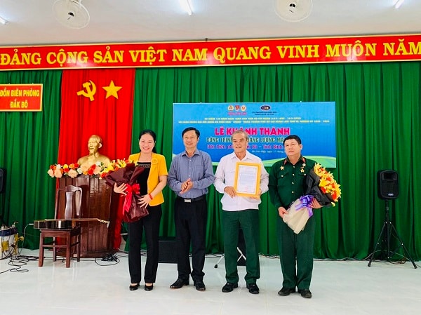 Ông Phạm Hồng Khanh, Phó Chủ tịch UBND huyện Bù Gia Mập trao hoa và thư cảm ơn đến đoàn công tác.