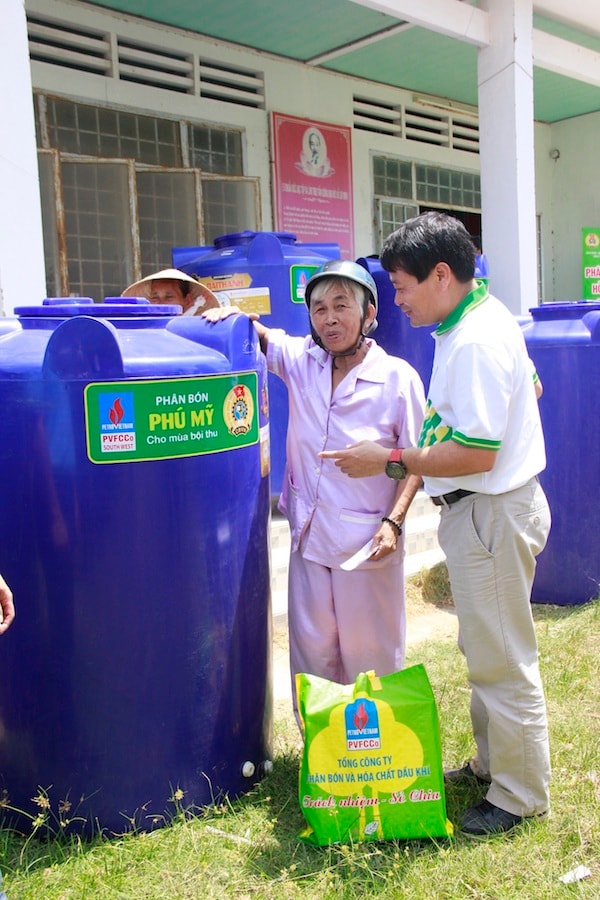 Bà con gia đình chính sách, gia đình khó khăn vui mừng và cảm ơn món quà thiết thực của Đạm Phú Mỹ và doanh nghiệp kinh doanh phân bón tại Bến Tre