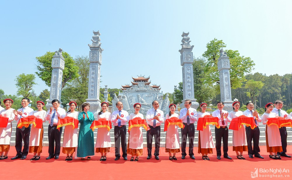 Thủ tướng Chính phủ Nguyễn Xuân Phúc đã trực tiếp dự lễ cắt băng khánh thành Đền Chung Sơn - Đền thờ gia tiên Chủ tịch Hồ Chí Minh tại Núi Chung, xã Kim Liên, huyện Nam Đàn