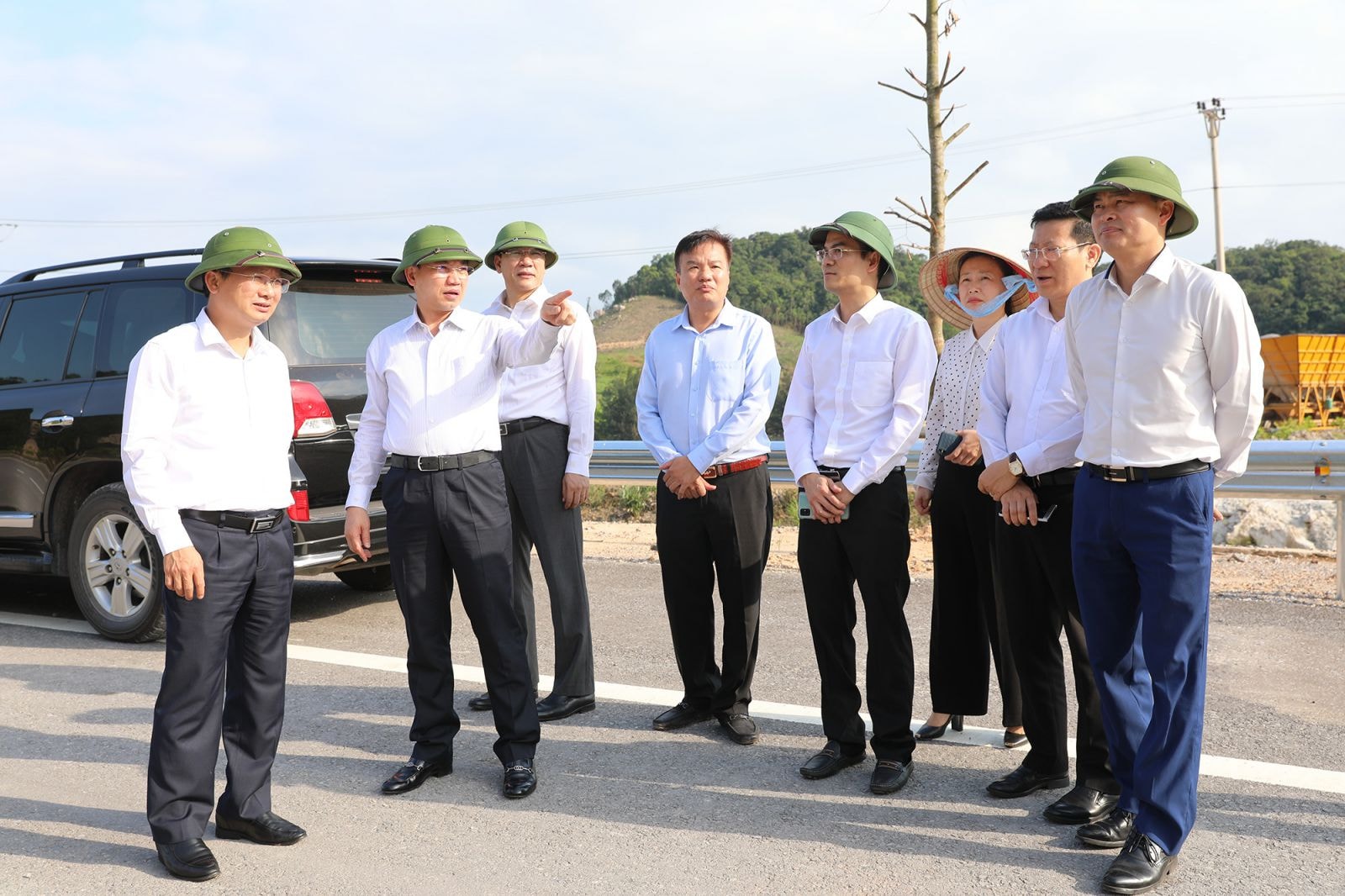 Đồng chí Nguyễn Xuân Ký, Bí thư Tỉnh ủy, Chủ tịch HĐND tỉnh, kiểm tra tiến độ thi công Dự án đường từ Cảng hàng không đến Khu phức hợp giải trí cao cấp Vân Đồn.