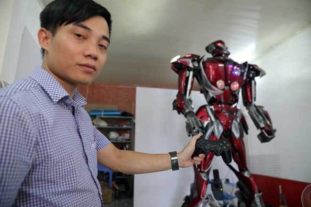 Anh Khanh và Robot One.