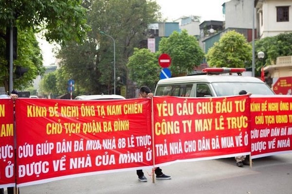 Hàng loạt băng rôn, khẩu hiệu với nội dung kêu cứu của các khách hàng mua nhà lại được trưng lên trước cửa dự án 8B Lê Trực.