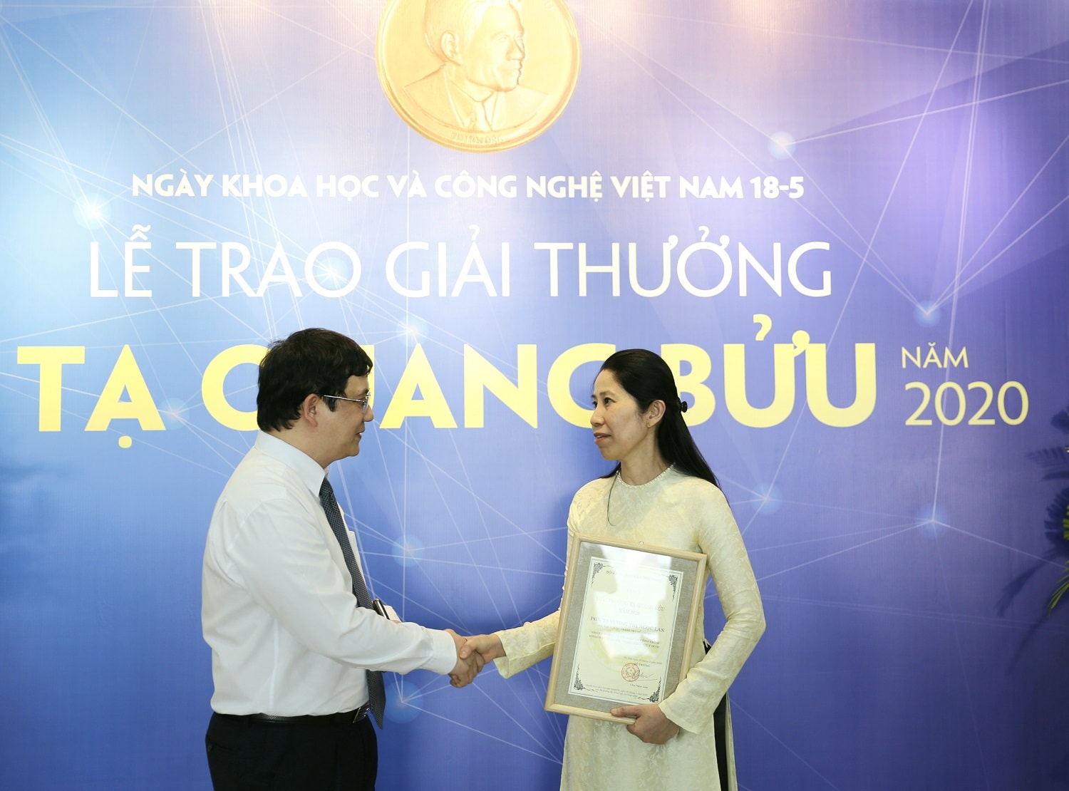 PGS.TS. Phạm Thành Huy, Hiệu trường Trường Đại học Phenikaa chúc mừng PGS.TS. Vương Thị Ngọc Lan một trong ba nhà khoa học đoạt giải thưởng Tạ Quang Bửu năm 2020