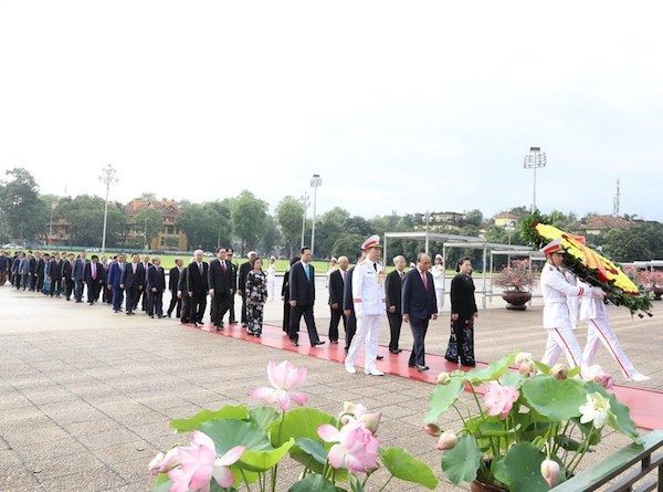 Trước buổi lễ, vào 7h30, Đoàn đại biểu Trung ương đã vào Lăng viếng Chủ tịch Hồ Chí Minh và tưởng niệm các Anh hùng Liệt sĩ, tại Đài tưởng niệm các Anh hùng Liệt sĩ, đường Bắc Sơn, quận Ba Đình, Hà Nội.