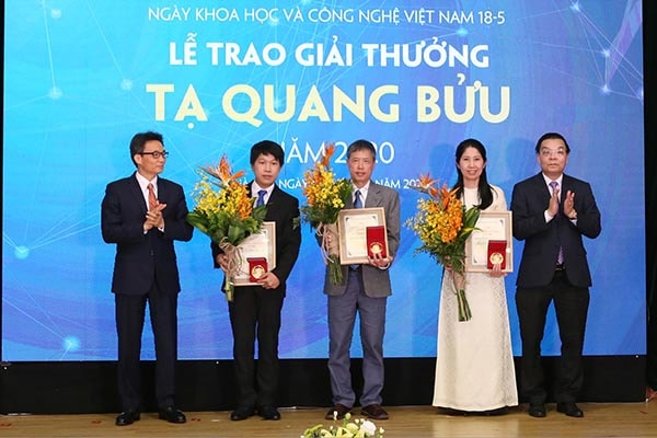 Phó Thủ tướng Vũ Đức Đam và Bộ Trưởng Bộ KH&CN Chu Ngọc Anh trao giải cho 3 nhà khoa học đạt giải thưởng Tạ Quang Bửu năm 2020.