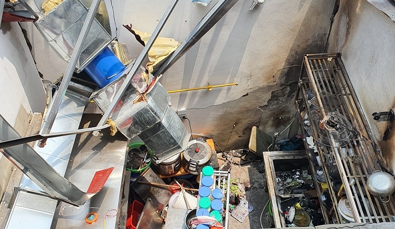 bình gas trong khu vực bếp ăn của nhà hàng bất ngờ phát nổ bốc cháy, khiến nhiều người trong quán và người dân ở những căn nhà sát bên cũng như người đi đường hoảng loạn, tháo chạy.