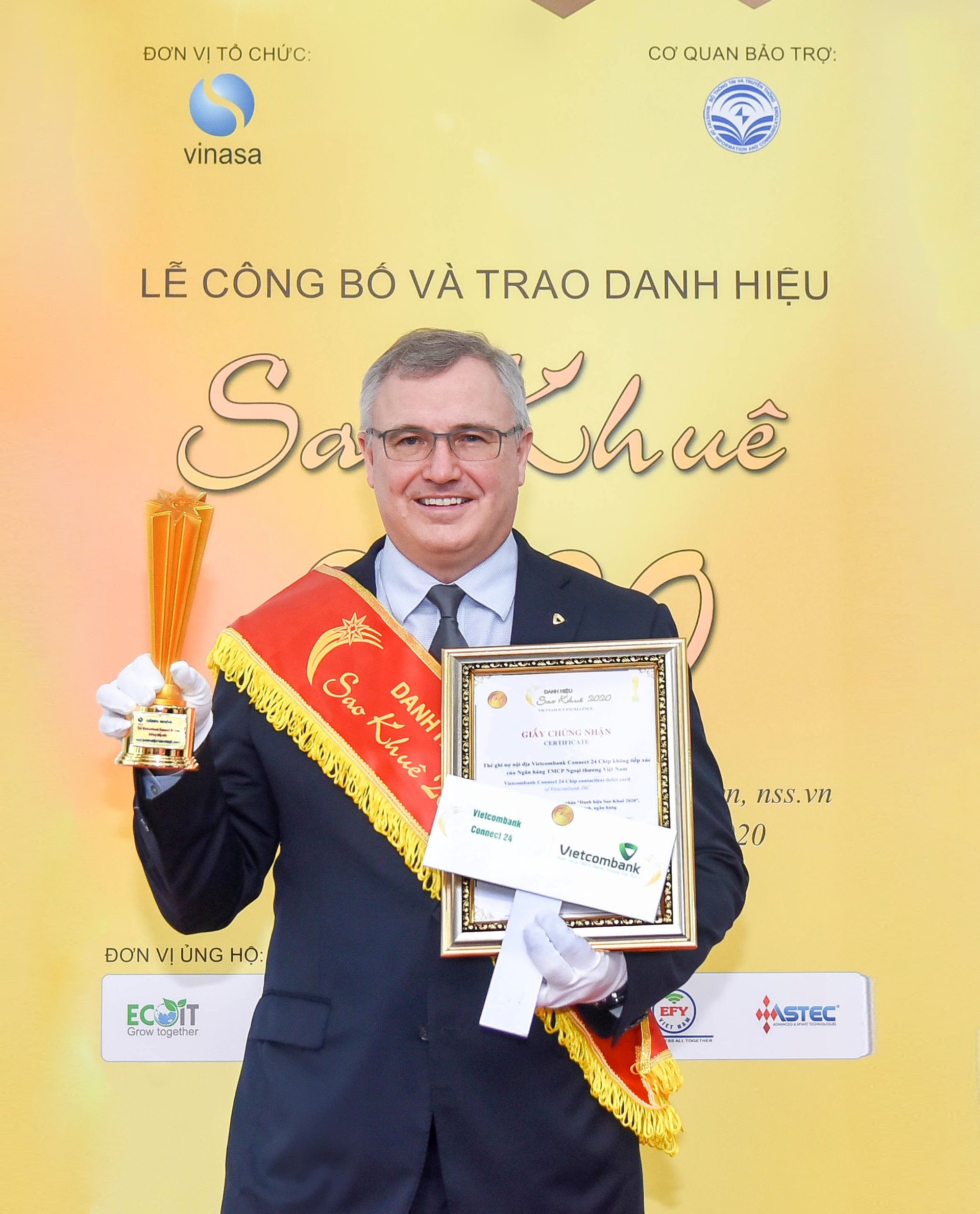 Ông Thomas William Tobin – Giám đốc Khối Bán lẻ đại diện Vietcombank nhận danh hiệup/Sao Khuê 2020