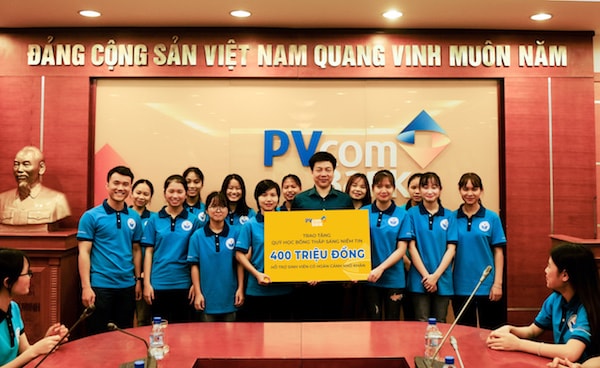 Phó Tổng Giám đốc PVcomBank Đoàn Đức Minh trao tặng số tiền hỗ trợ tới sinh viên Quỹ Thắp sáng Niềm tin.